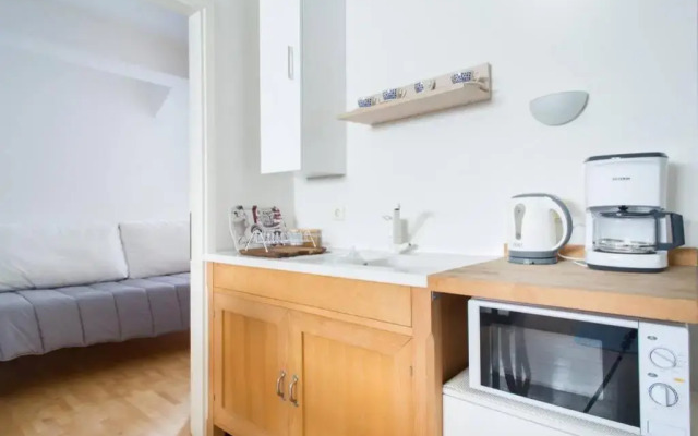 Bright, Cosy Studio close to Glyfada Beach & Center