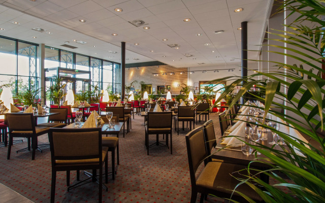 Park Inn by Radisson Oslo Airport Hotel West