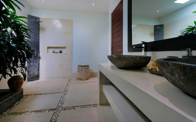 Elegant Private Villa, 3 BR, Seminyak With Staff