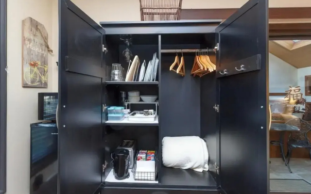 Cole's Bay Vacation Retreat Library Room