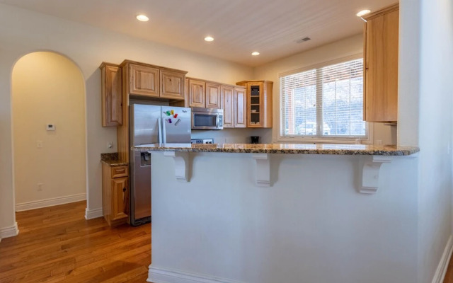 Mountain Breeze 2 Bedroom Condo by Redawning