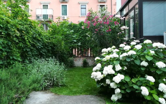 Cozy Apartment with Garden in Dorsoduro