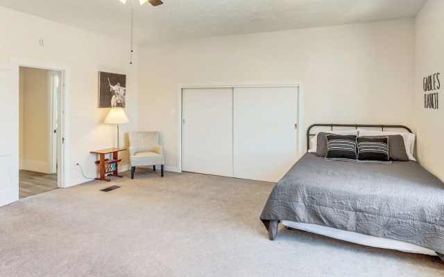 Patio & Mountain Views: Farmhouse in Mancos!