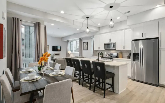 Bright 3 Bedroom + Rooftop Views