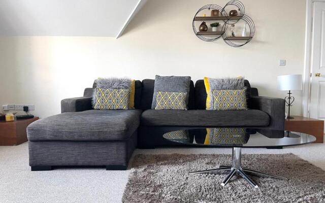 Regal Retreat Modern 2 bed apartment 400m from sea