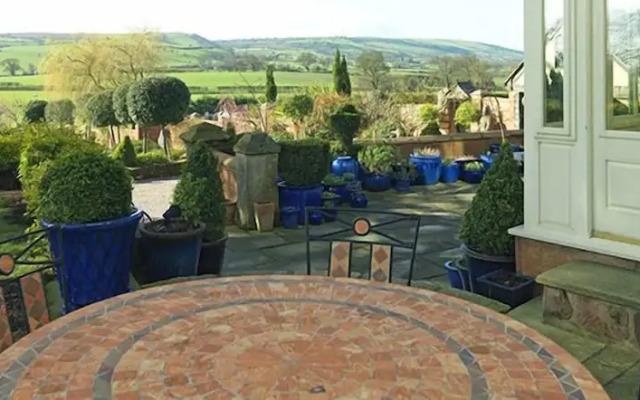 Wollaston Lodge