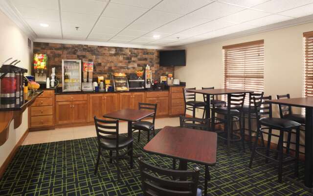 Days Inn & Suites by Wyndham Commerce