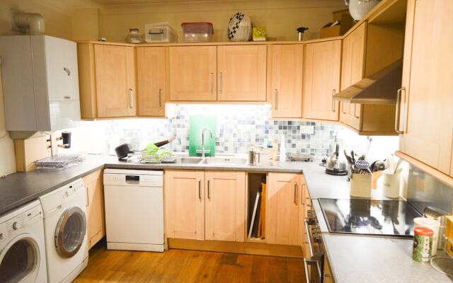 3 Bedroom House With Free Parking