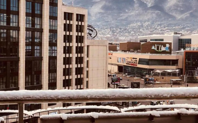 Cozy Apartment with Mountain View & Parking
