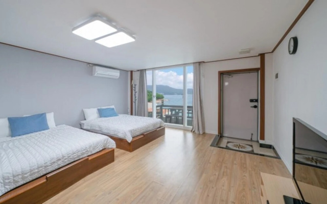 Geoje Kachi and Santorina Pension