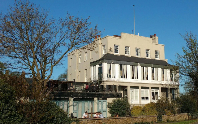 Royal Hotel, Bar & Grill