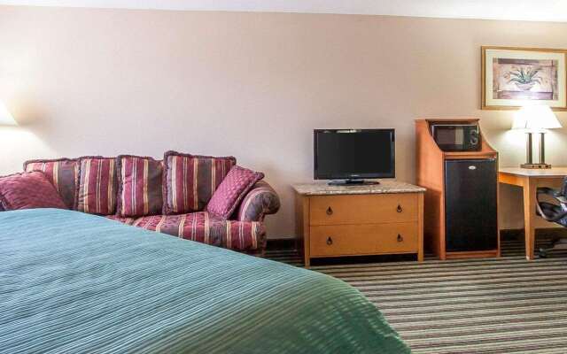 Econo Lodge Inn & Suites