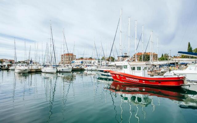 Marina Bay Apartment