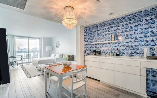 Mondrian 1 BR  Bayview Deluxe - SBR 1718