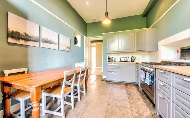 JOIVY Bright and Spacious 4-bedroom Apart in Stockbridge