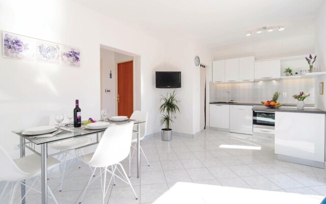 Amazing Home in Sutivan with Hot Tub, WiFi & 3 Bedrooms