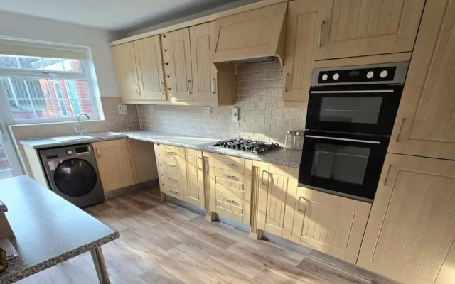 Spacious Central Home - Sleeps 7, Garden & Parking