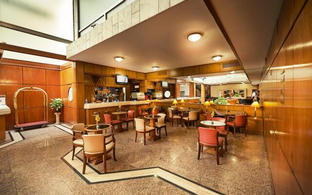 Balmoral Plaza Hotel