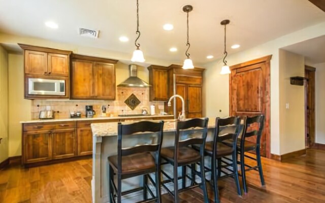 Canyon Base Condos by Lespri