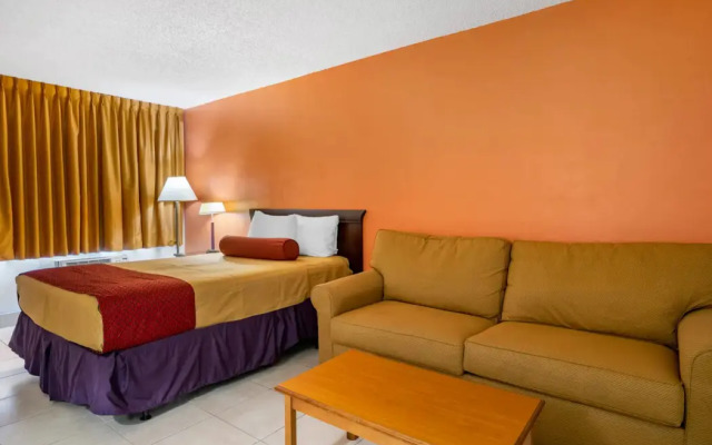 Econo Lodge North