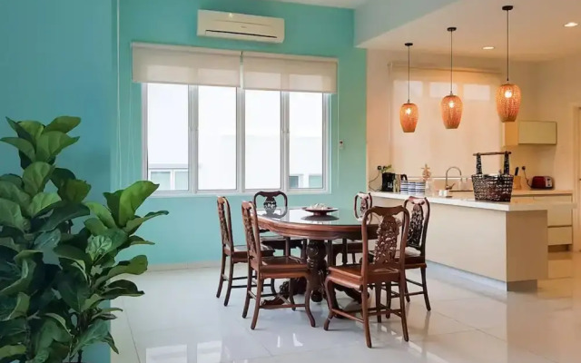Penang Hilltop Seaview Bungalow