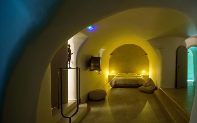Oia Treasures Art Suites