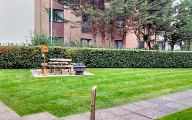 Stylish & Cosy 2 bed Flat With Parking & Bfast