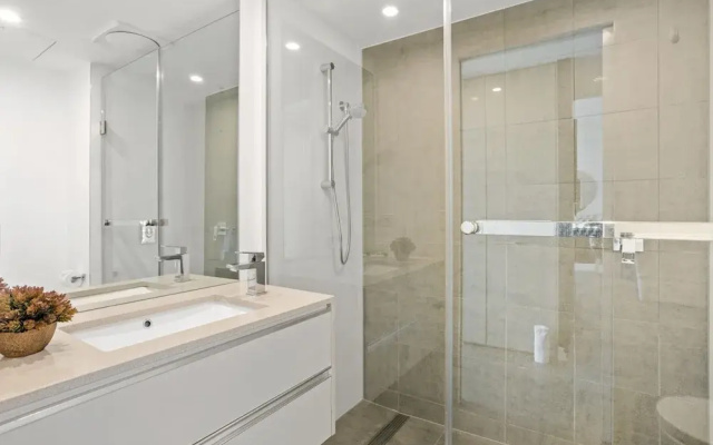 Executive 2-bed With Stadium View, Great Amenities