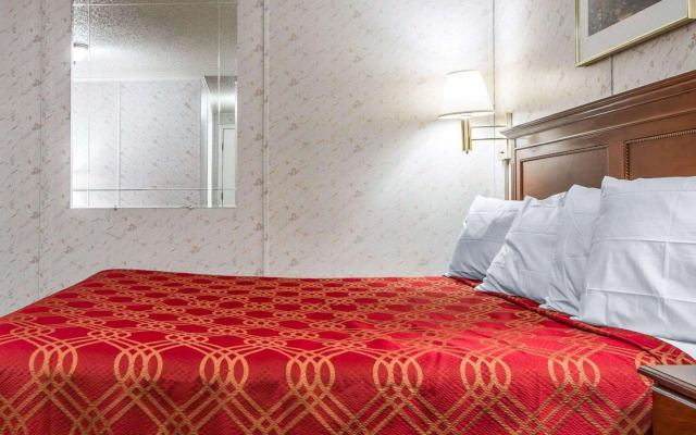 Rodeway Inn & Suites Brunswick near Hwy 1