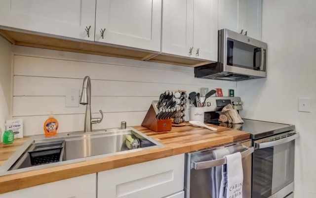 Whispering Pines Cabin - Family and pet Friendly Abode