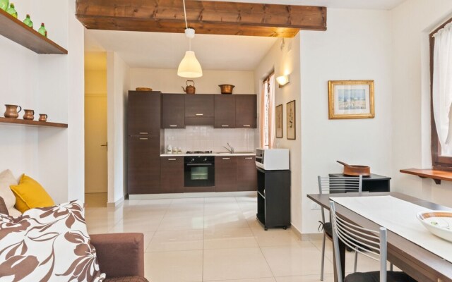 Comfortable Apartment With Library And Swimming Pool