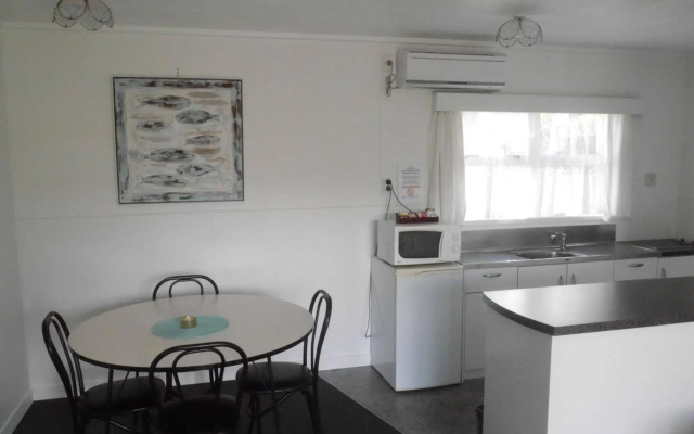 Raglan Palm Beach Motel