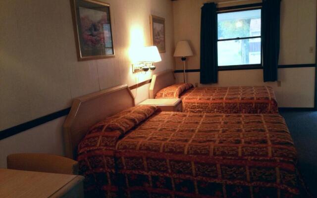 Twin Pine Motel