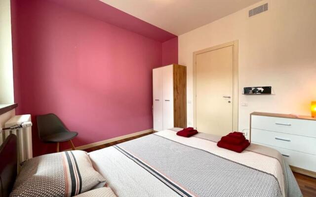Chic Apartment - River View - Free Parking and WIFI