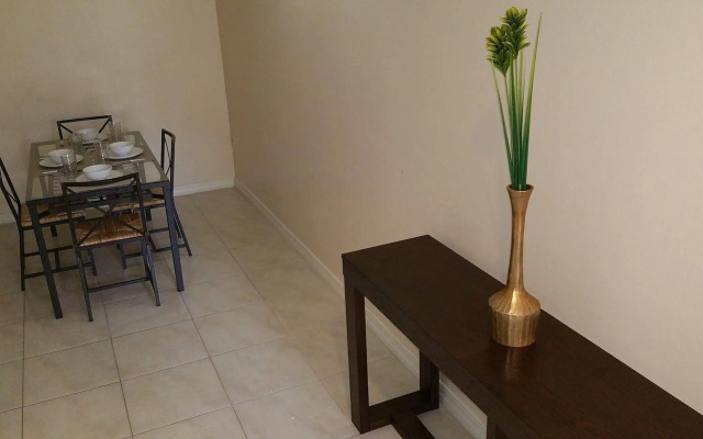 New Kingston Guest Apartment at Donhead