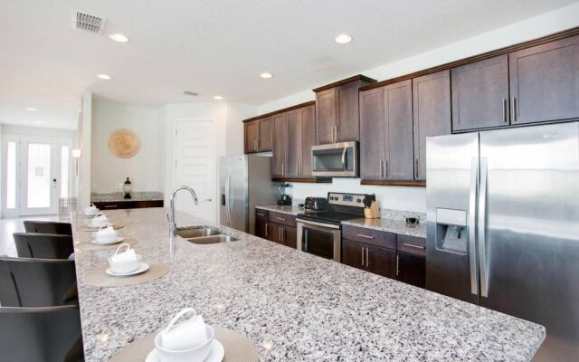 Stylish Family Home Sleeps 22 Enc101