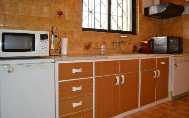 Unwind in a Spacious flat with Gardens near Beach