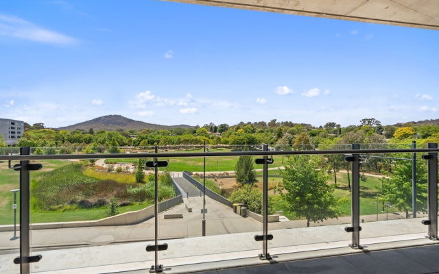 Elegant 3-bed Apt With Park Views in Campbell