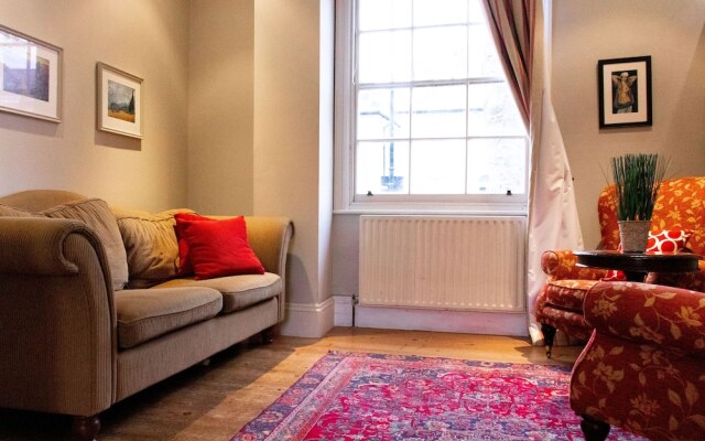 Trendy Two Bed Apartment With Private Garden