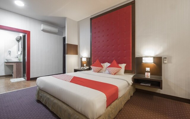 Dinasti Hotel by OYO Rooms