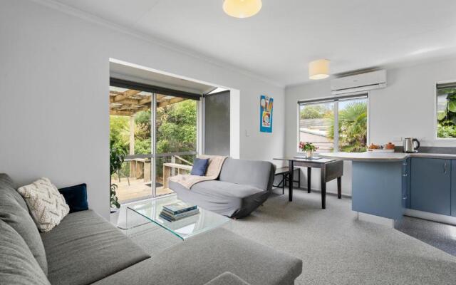 The Wee Blue Bach - Waikanae Beach Holiday Home