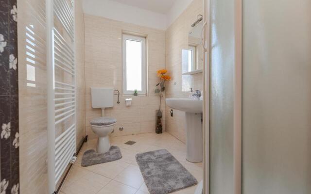 Centrally located apartment for 16