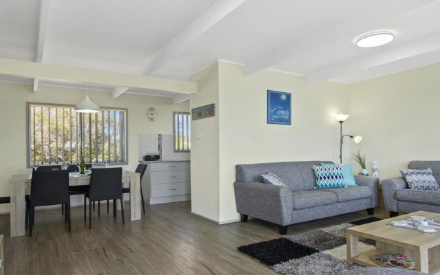 Dolphin Breeze - fully fenced and pet friendly