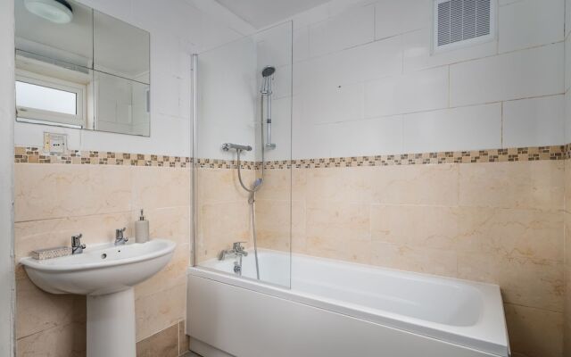 Immaculate 5-bed House in Leeds