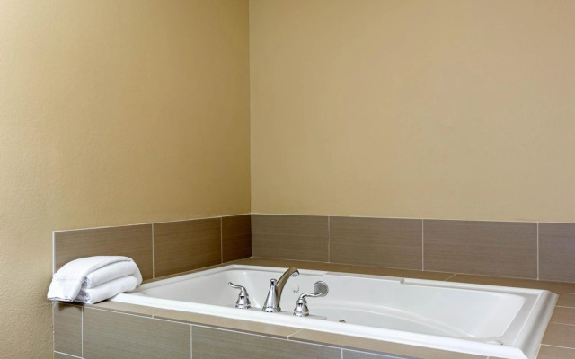 Comfort Inn & Suites Near University of Wyoming