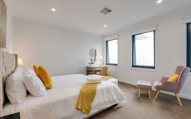 StayAU Stylish 4BR Home Ringwood