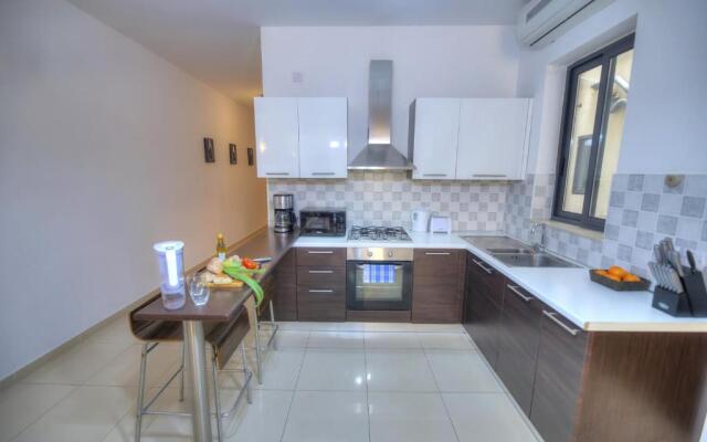 Large 3 bedrooms steps away from Balluta Bay BCAM2-1