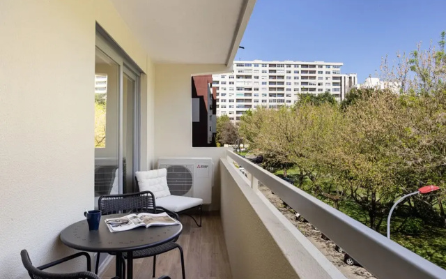 JOIVY Stunning 2-Br Flat W/Balcony In Porto