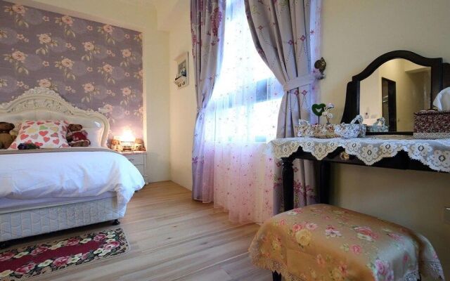 Textile Girl Romantic Homestay