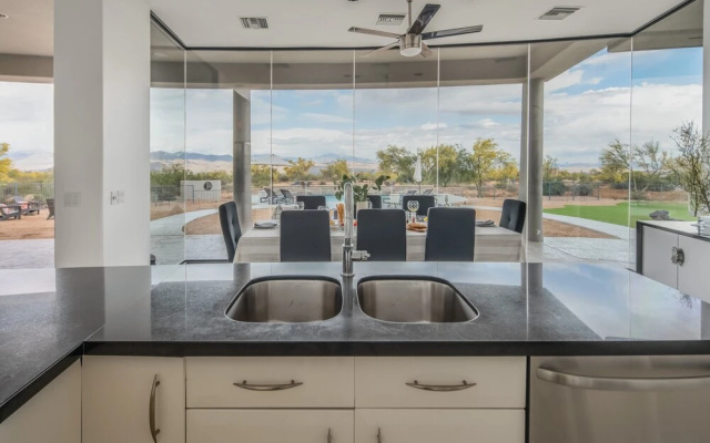 Fallbrook by Avantstay | Luxury Home on 40acres W/Pool, Putting Green & Rooftop